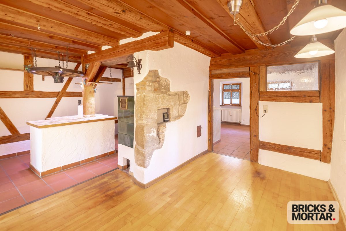 Immobilienangebot - Altdorf b.Nürnberg - Alle - Historische Doppelhaushälfte im Fachwerkstil mit großem Garten und idyllischem Teich