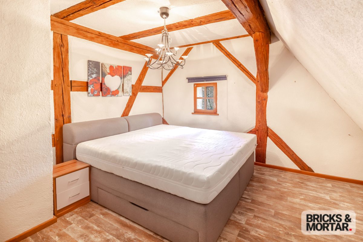 Immobilienangebot - Altdorf b.Nürnberg - Alle - Historische Doppelhaushälfte im Fachwerkstil mit großem Garten und idyllischem Teich