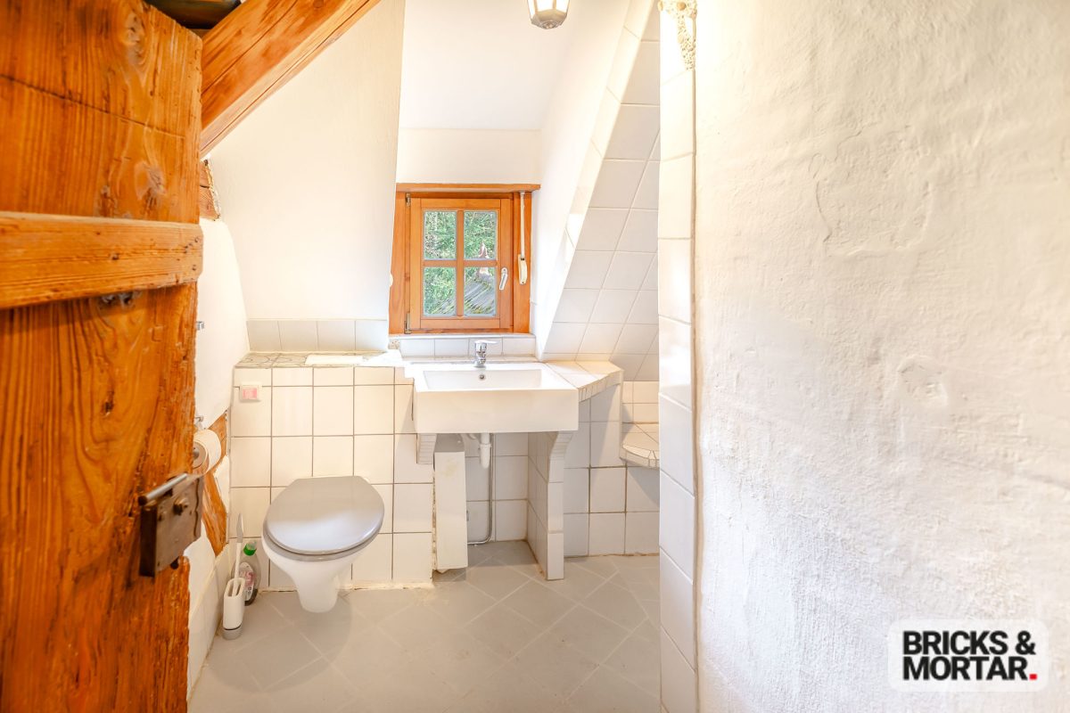 Immobilienangebot - Altdorf b.Nürnberg - Alle - Historische Doppelhaushälfte im Fachwerkstil mit großem Garten und idyllischem Teich