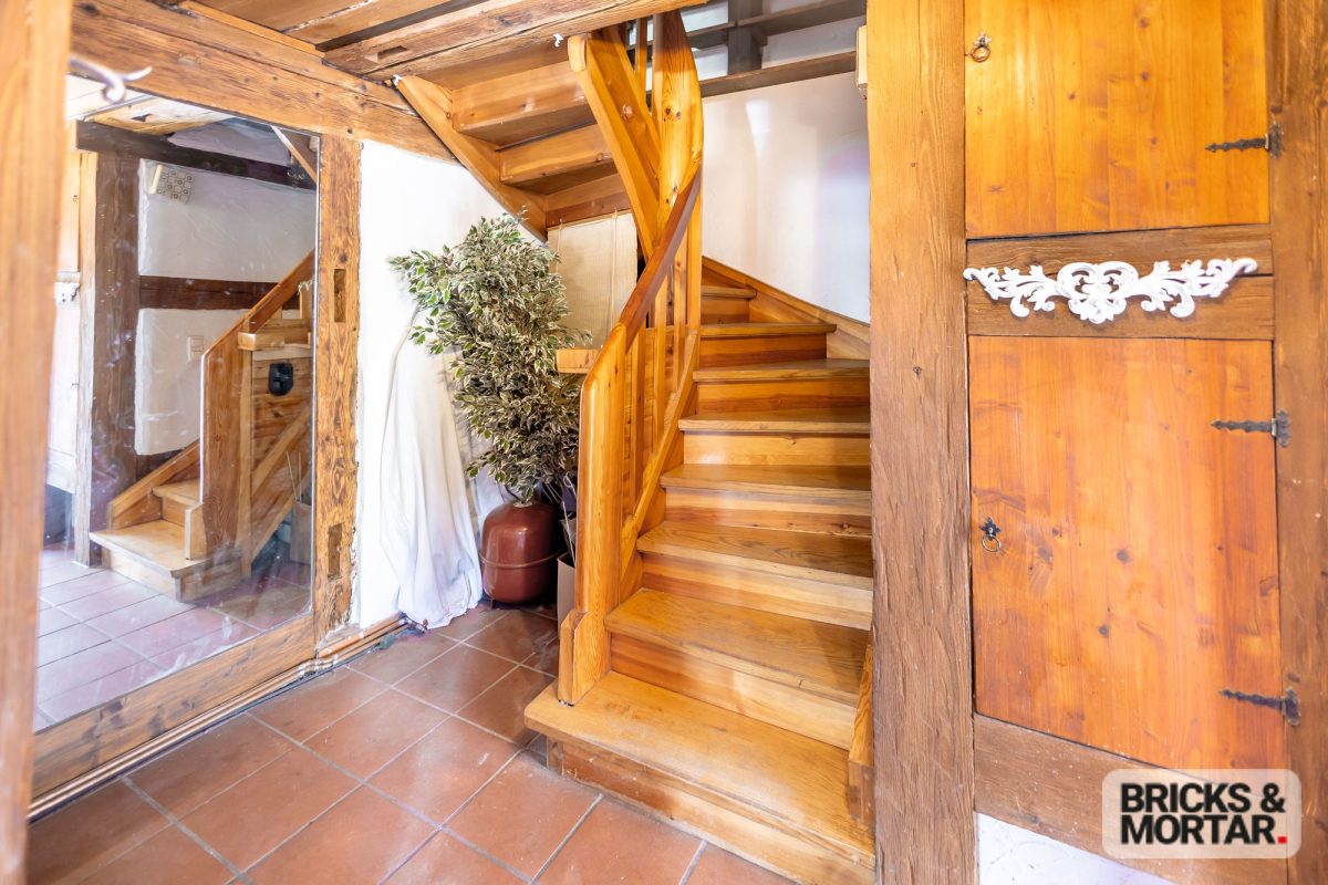 Immobilienangebot - Altdorf b.Nürnberg - Alle - Historische Doppelhaushälfte im Fachwerkstil mit großem Garten und idyllischem Teich