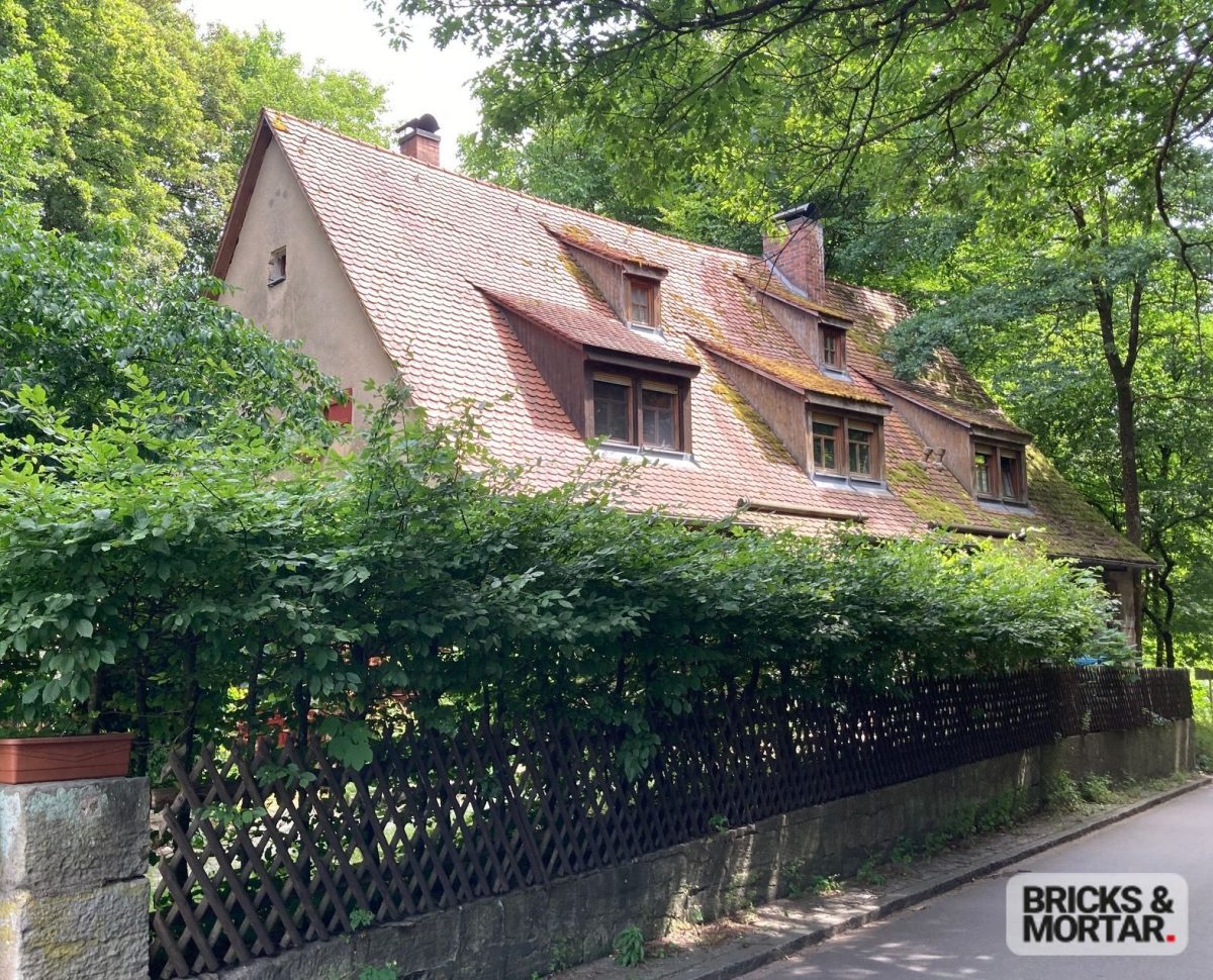 Immobilienangebot - Altdorf b.Nürnberg - Alle - Historische Doppelhaushälfte im Fachwerkstil mit großem Garten und idyllischem Teich