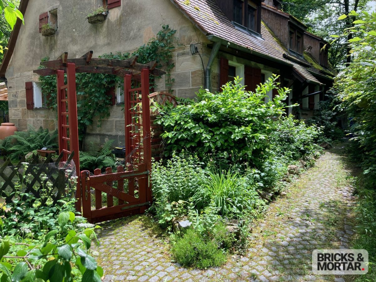 Immobilienangebot - Altdorf b.Nürnberg - Alle - Historische Doppelhaushälfte im Fachwerkstil mit großem Garten und idyllischem Teich