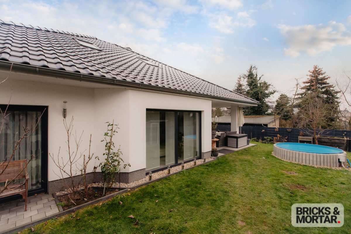 Immobilienangebot - Markkleeberg - Alle - Exklusiver Bungalow in Markkleeberg – Stilvoll wohnen mit Pool, Kamin & Doppelgarage