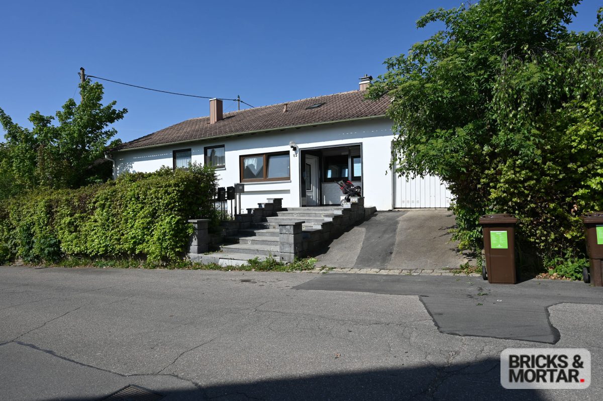 Immobilienangebot - Langenau / Albeck - Alle - Charmantes Haus mit Geschichte sucht Zukunft, 819m² Grund warten auf neues Leben