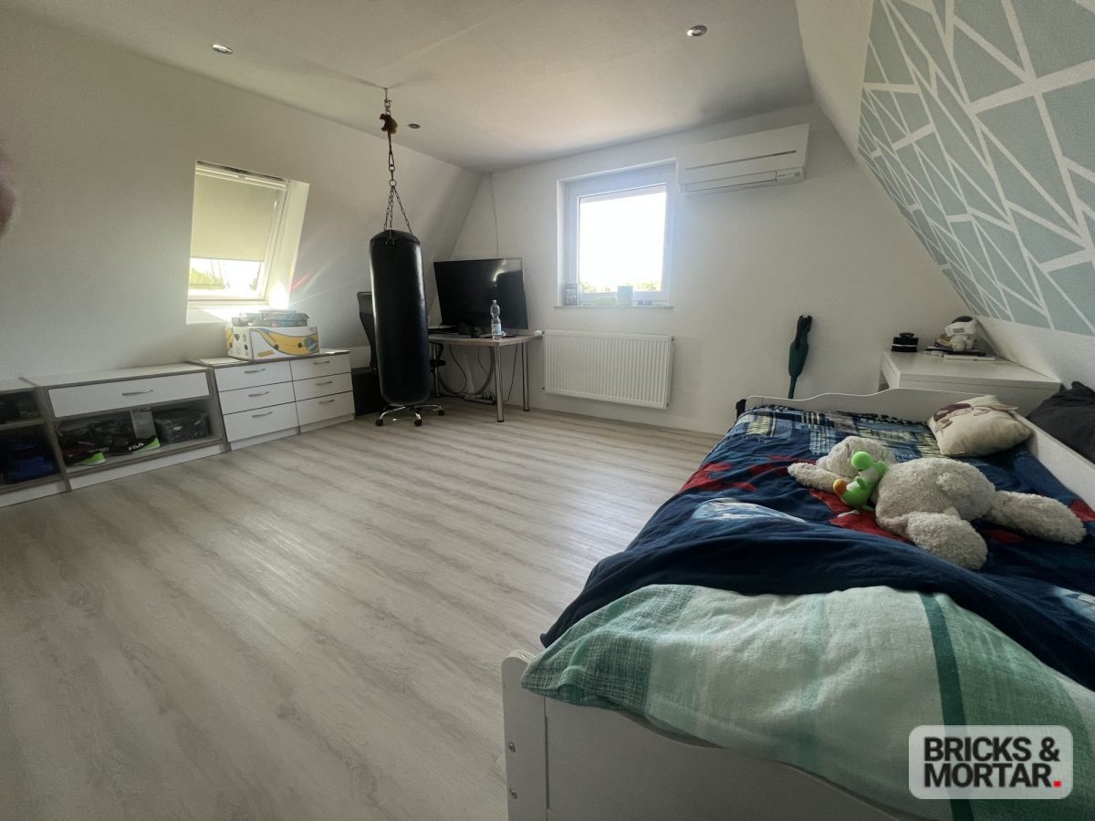 Immobilienangebot - Bremen - Alle - Freistehendes Haus mit Einliegerwohnung, Pool auf großem Grundstück