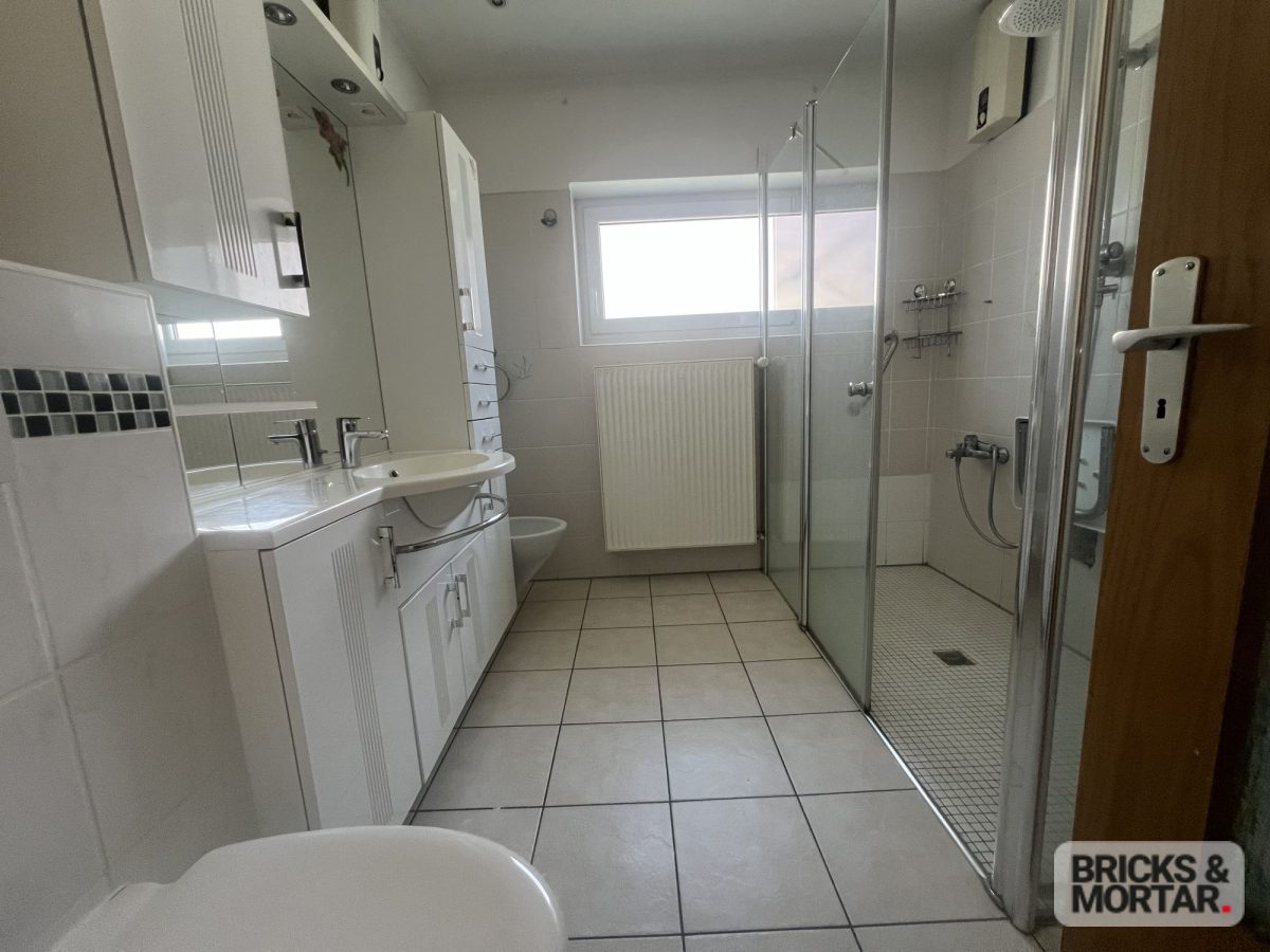 Immobilienangebot - Bremen - Alle - Freistehendes Haus mit Einliegerwohnung, Pool auf großem Grundstück