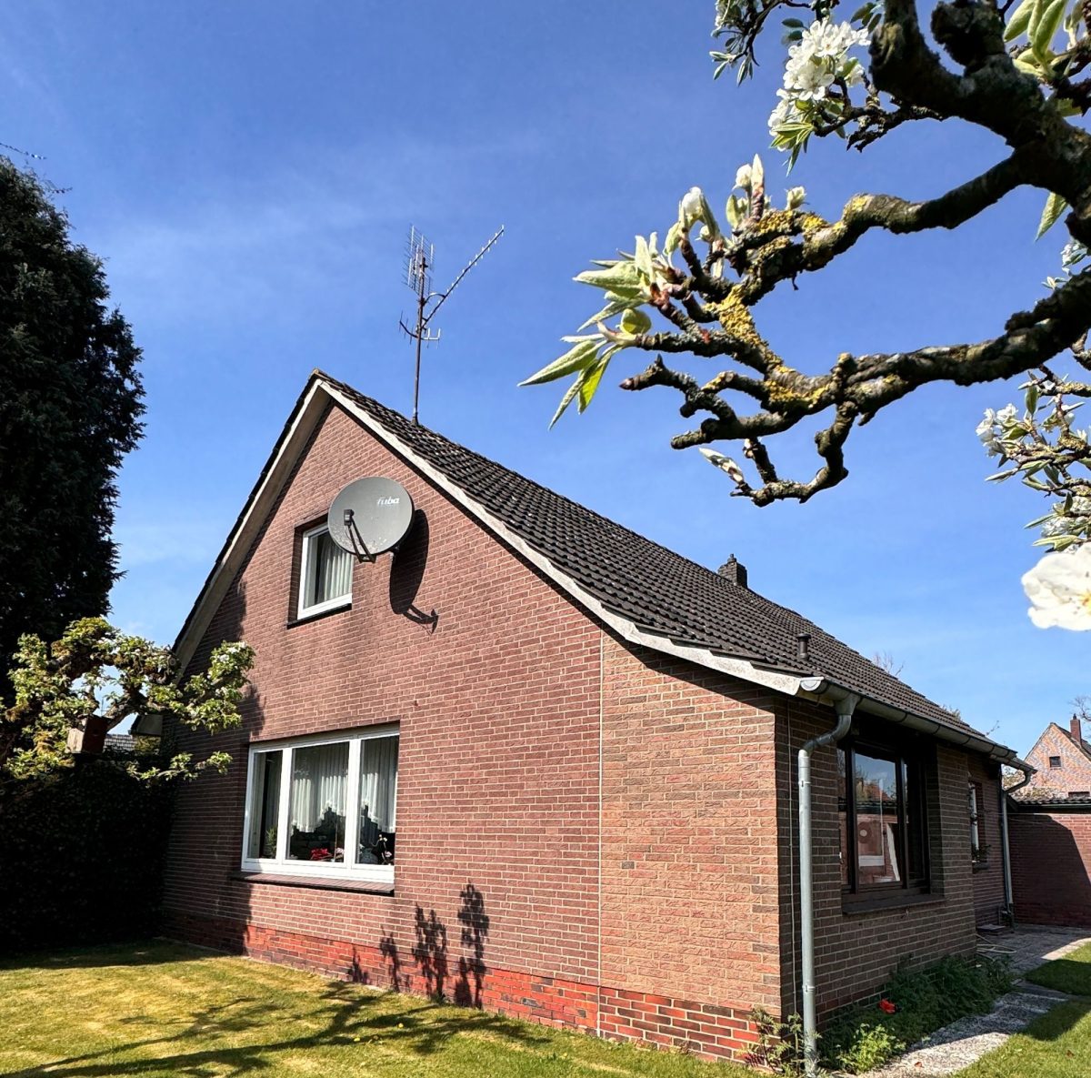 Immobilienangebot - Zetel / Neuenburg - Alle - Solides Einfamilienhaus in Zetel-Neuenburg !
 **** Perfekt für Ruheständler oder die kleine Familie****