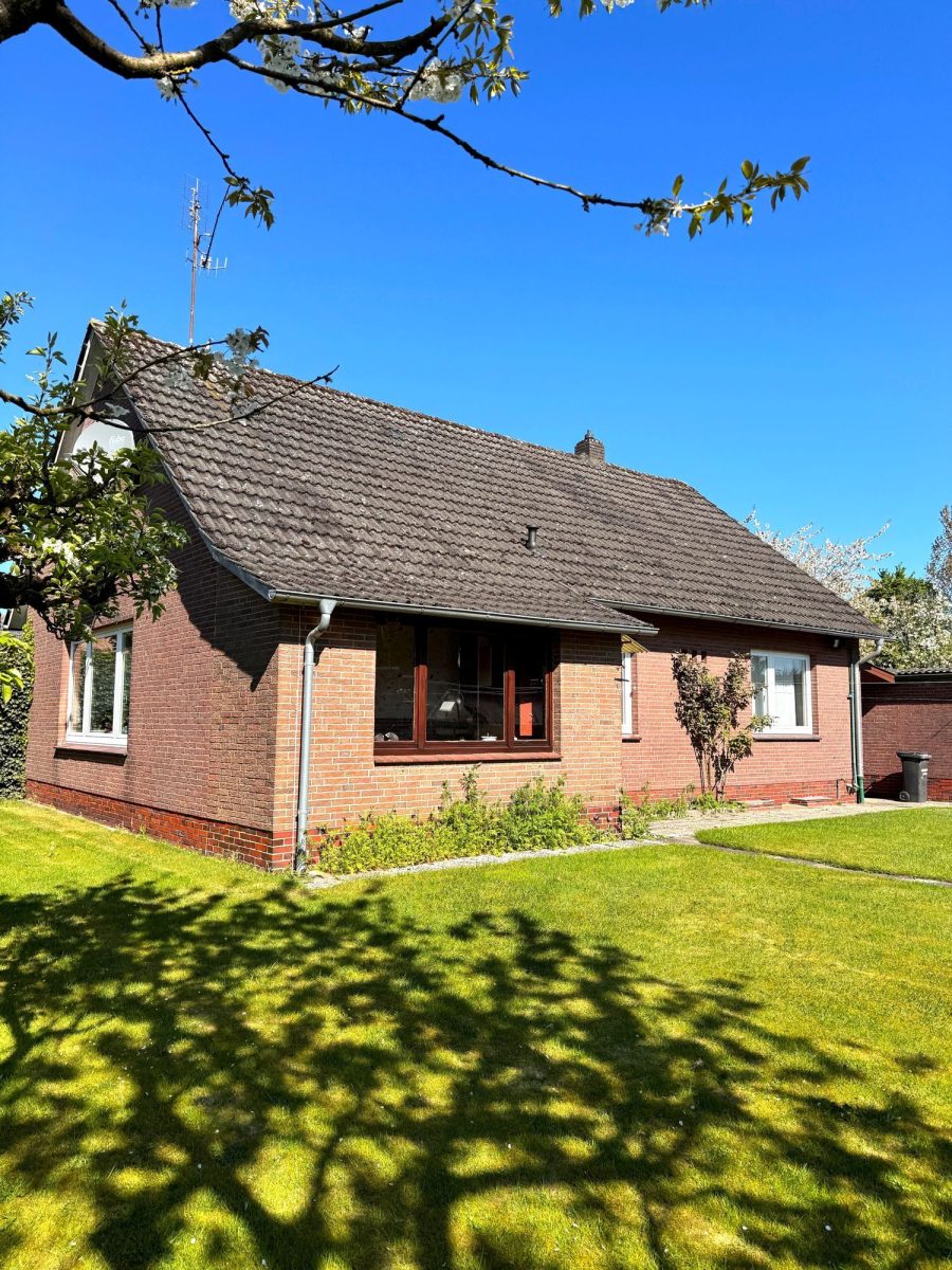 Immobilienangebot - Zetel / Neuenburg - Alle - Solides Einfamilienhaus in Zetel-Neuenburg !
 **** Perfekt für Ruheständler oder die kleine Familie****
