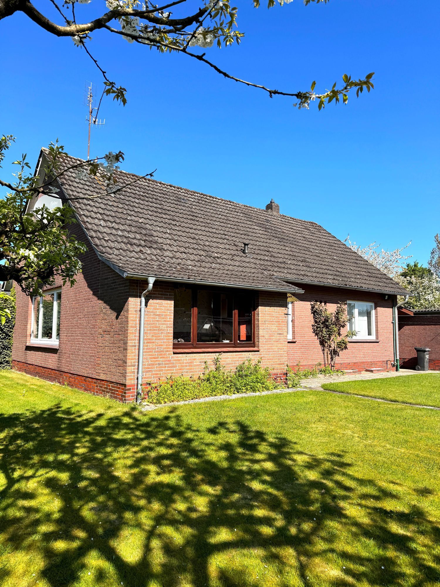 Immobilienangebot - Zetel / Neuenburg - Alle - Solides Einfamilienhaus in Zetel-Neuenburg !
 **** Perfekt für Ruheständler oder die kleine Familie****