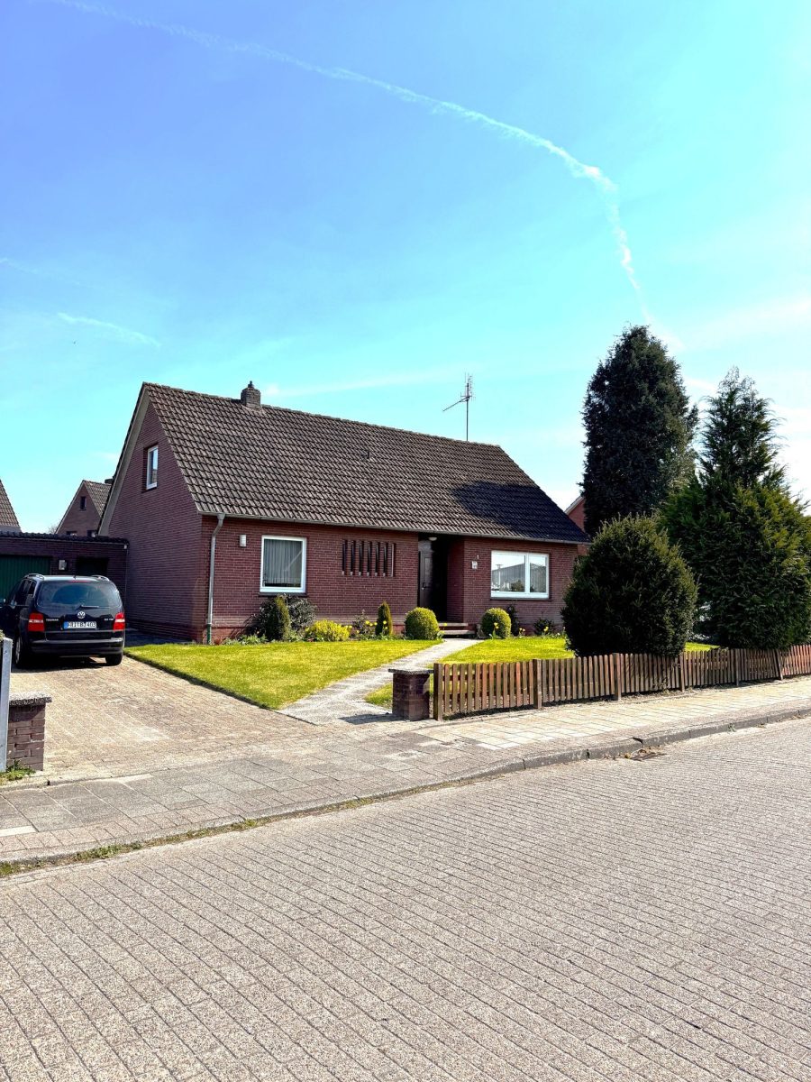 Immobilienangebot - Zetel / Neuenburg - Alle - Solides Einfamilienhaus in Zetel-Neuenburg !
 **** Perfekt für Ruheständler oder die kleine Familie****