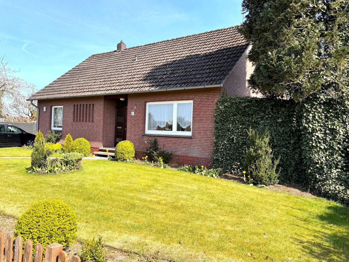 Immobilienangebot - Zetel / Neuenburg - Alle - Solides Einfamilienhaus in Zetel-Neuenburg !
 **** Perfekt für Ruheständler oder die kleine Familie****