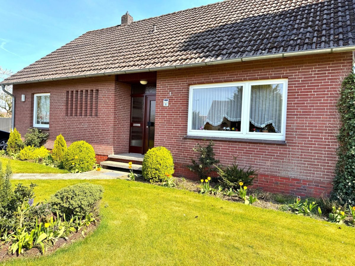 Immobilienangebot - Zetel / Neuenburg - Alle - Solides Einfamilienhaus in Zetel-Neuenburg !
 **** Perfekt für Ruheständler oder die kleine Familie****
