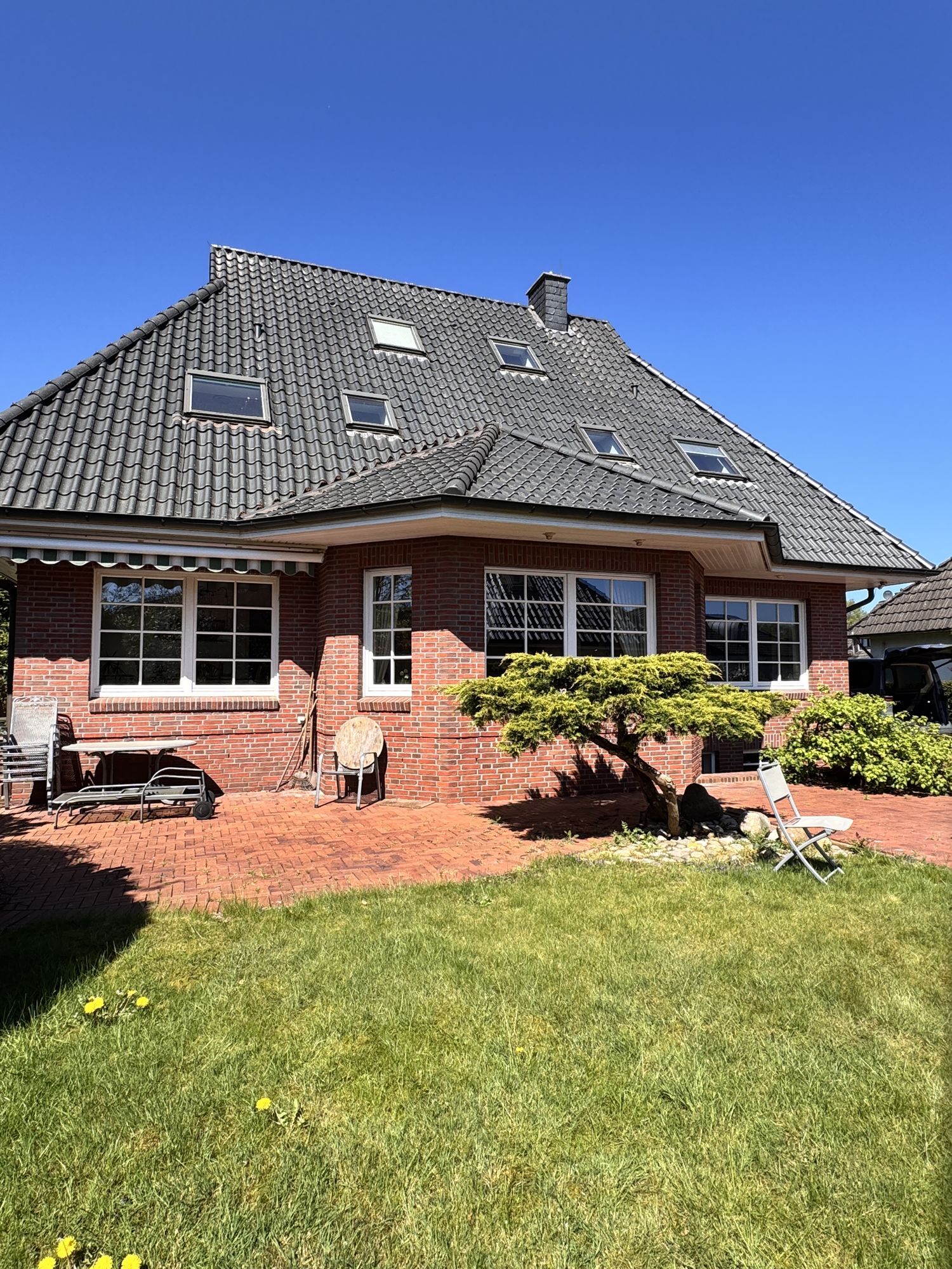 Immobilienangebot - Varel - Alle - **** Ihre Traumimmobilie ****
Exklusives, individuelles Einfamilienhaus mit massiver Doppelgarage in bester Wohnlage von Varel