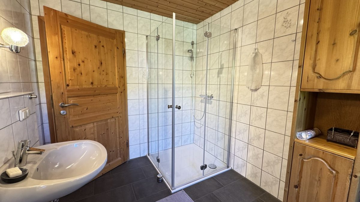 Immobilienangebot - Schwabmünchen / Schwabegg - Alle - Attraktive DHH mit großem Garten, Dachterrasse, 2 Garagen, Carport in idyllischer Lage von Schwabegg
