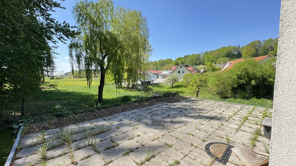 Immobilienangebot - Schwabmünchen / Schwabegg - Alle - Attraktive DHH mit großem Garten, Dachterrasse, 2 Garagen, Carport in idyllischer Lage von Schwabegg