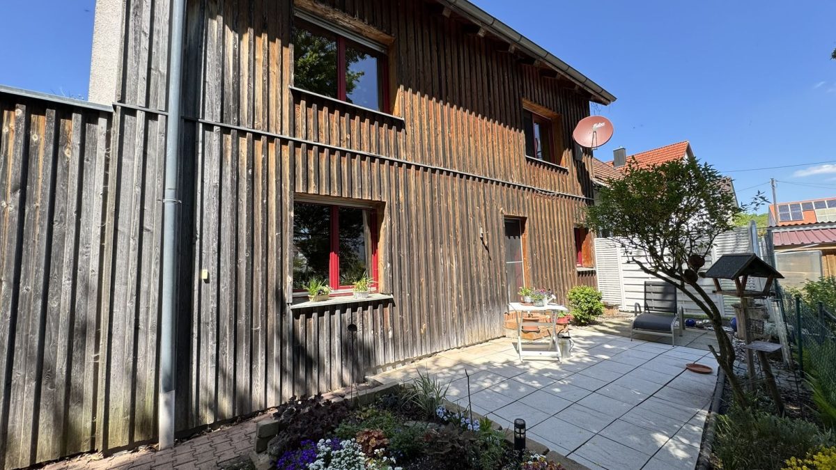 Immobilienangebot - Schwabmünchen / Schwabegg - Alle - Attraktive DHH mit großem Garten, Dachterrasse, 2 Garagen, Carport in idyllischer Lage von Schwabegg