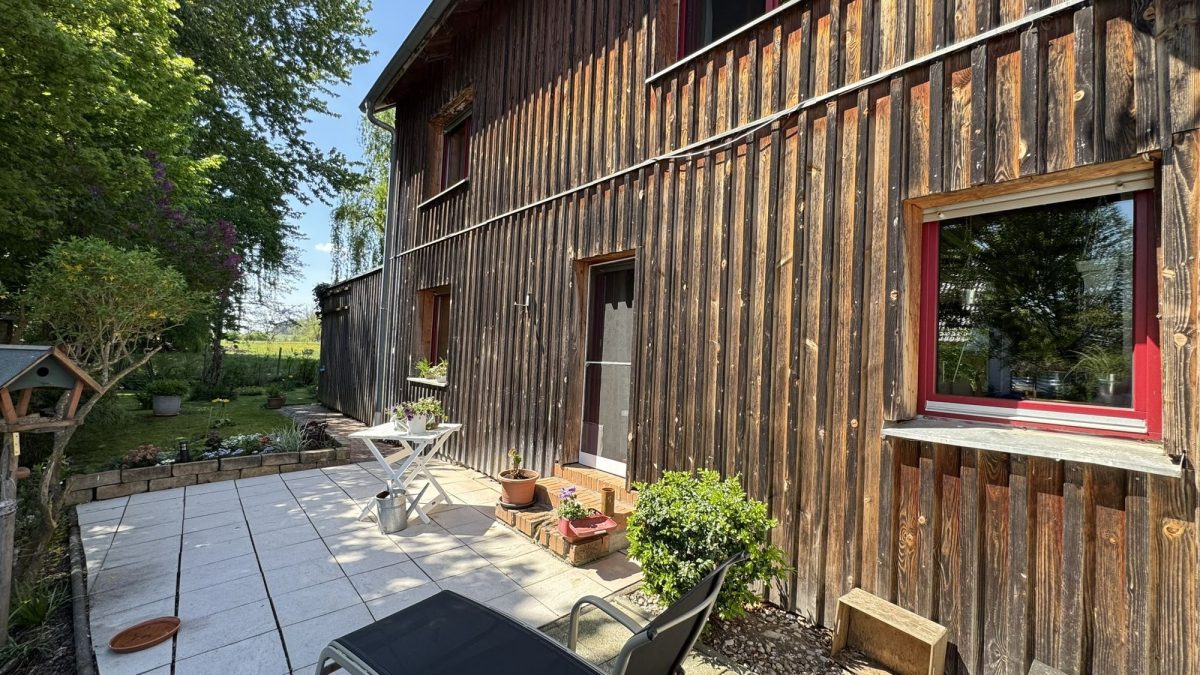 Immobilienangebot - Schwabmünchen / Schwabegg - Alle - Attraktive DHH mit großem Garten, Dachterrasse, 2 Garagen, Carport in idyllischer Lage von Schwabegg