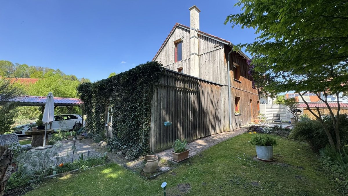 Immobilienangebot - Schwabmünchen / Schwabegg - Alle - Attraktive DHH mit großem Garten, Dachterrasse, 2 Garagen, Carport in idyllischer Lage von Schwabegg