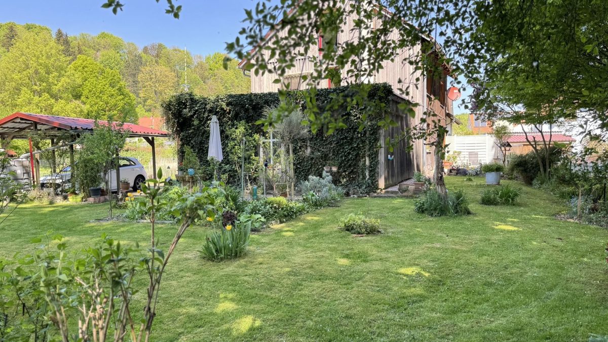 Immobilienangebot - Schwabmünchen / Schwabegg - Alle - Attraktive DHH mit großem Garten, Dachterrasse, 2 Garagen, Carport in idyllischer Lage von Schwabegg