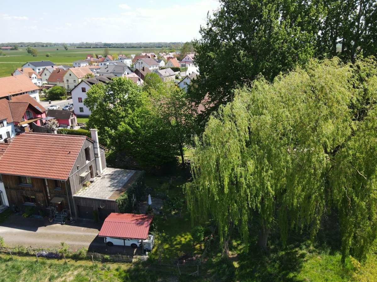 Immobilienangebot - Schwabmünchen / Schwabegg - Alle - Attraktive DHH mit großem Garten, Dachterrasse, 2 Garagen, Carport in idyllischer Lage von Schwabegg