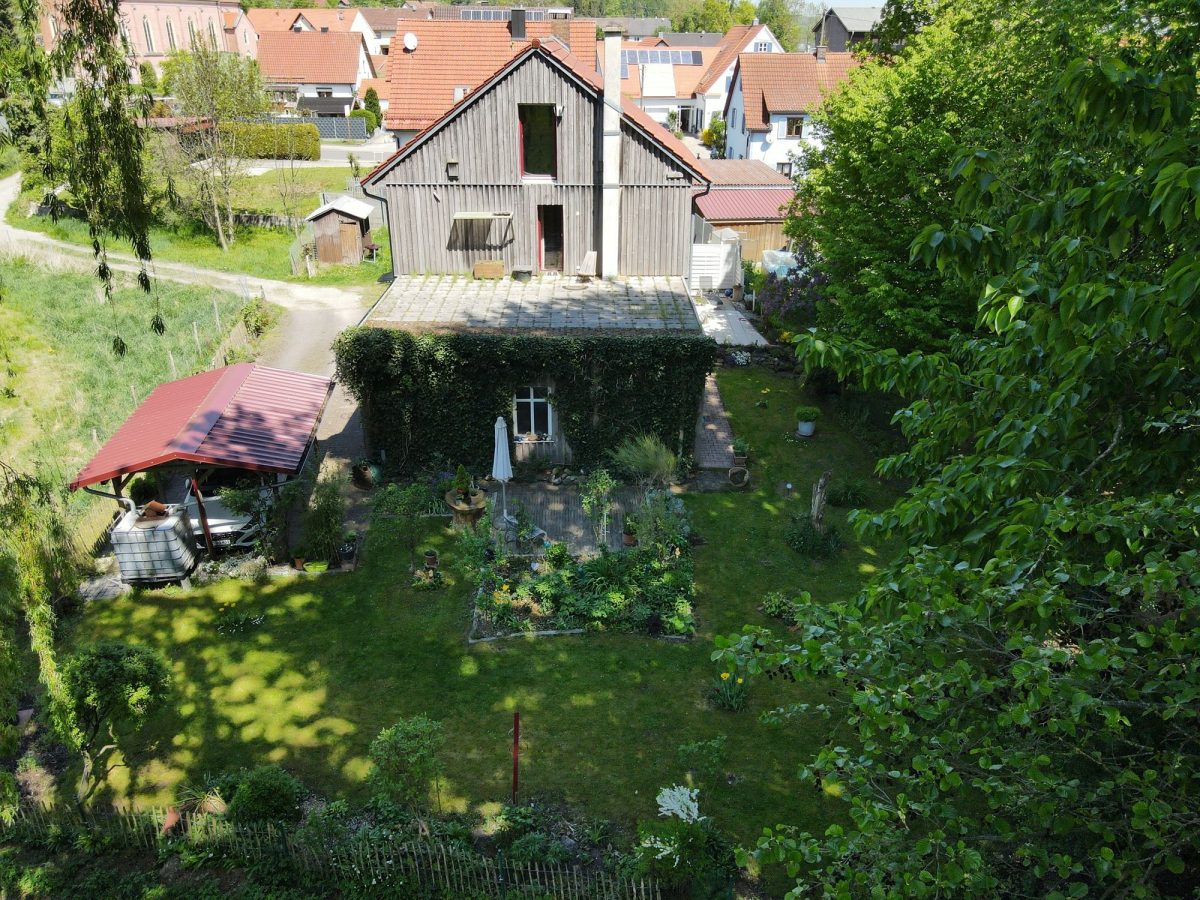 Immobilienangebot - Schwabmünchen / Schwabegg - Alle - Attraktive DHH mit großem Garten, Dachterrasse, 2 Garagen, Carport in idyllischer Lage von Schwabegg