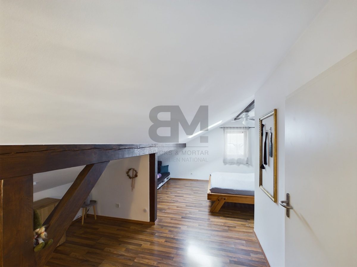 Immobilienangebot - Piding - Alle - Wohnen wie im eigenen Haus – 4,5 Zimmer-Maisonette mit Dachstudio, Terrasse und Garage in Piding