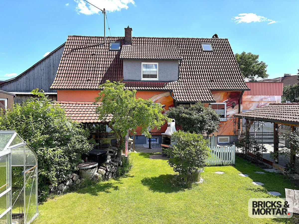 Immobilienangebot - Burgau - Alle - Grünes Wohnglück mit Dachterrasse - Einfamilienhaus mit Kaminofen & Garten