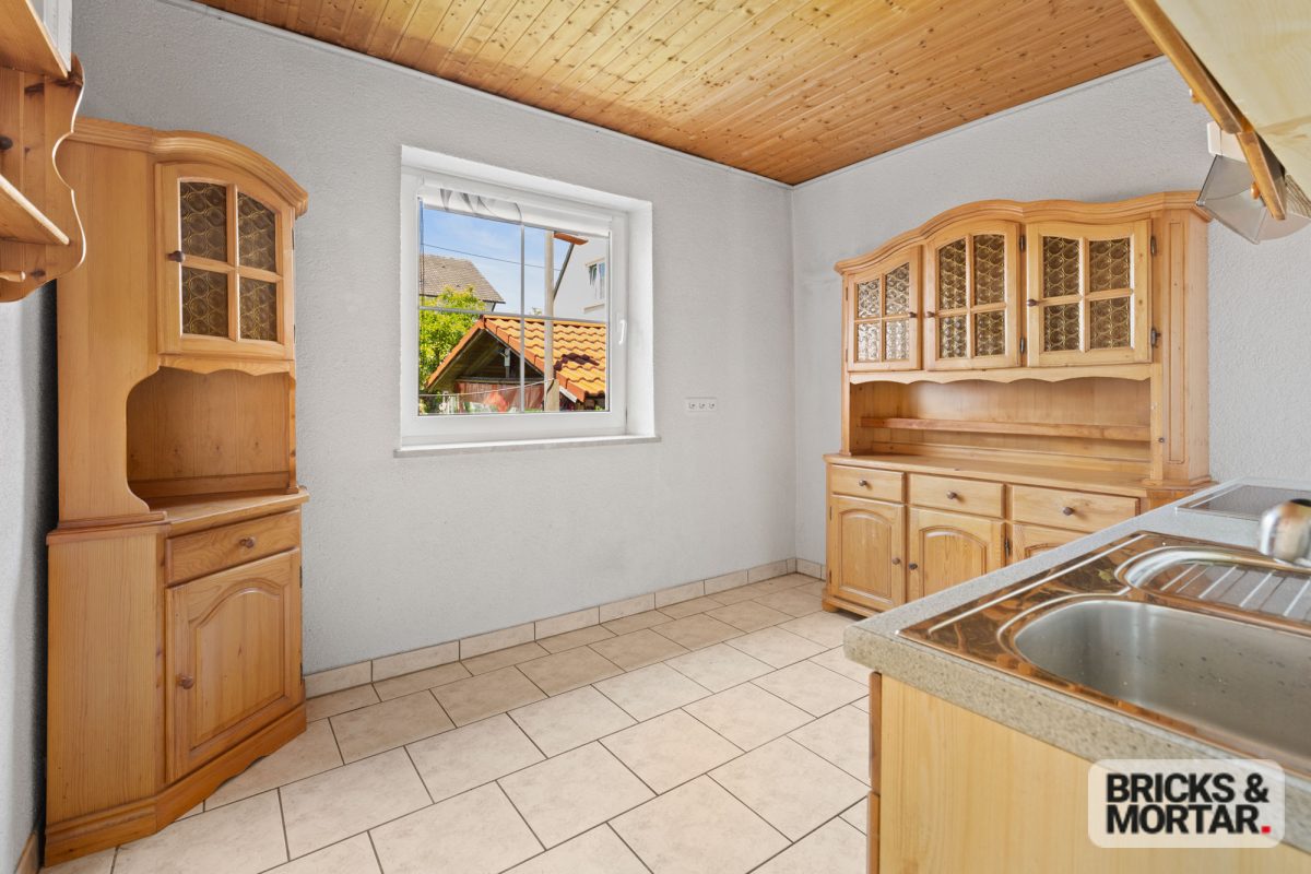 Immobilienangebot - Burgau - Alle - Grünes Wohnglück mit Dachterrasse - Einfamilienhaus mit Kaminofen & Garten