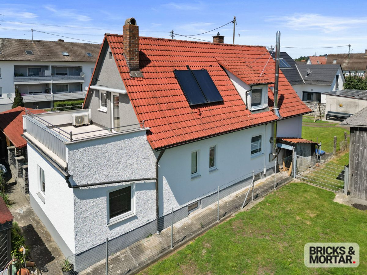 Immobilienangebot - Burgau - Alle - Grünes Wohnglück mit Dachterrasse - Einfamilienhaus mit Kaminofen & Garten