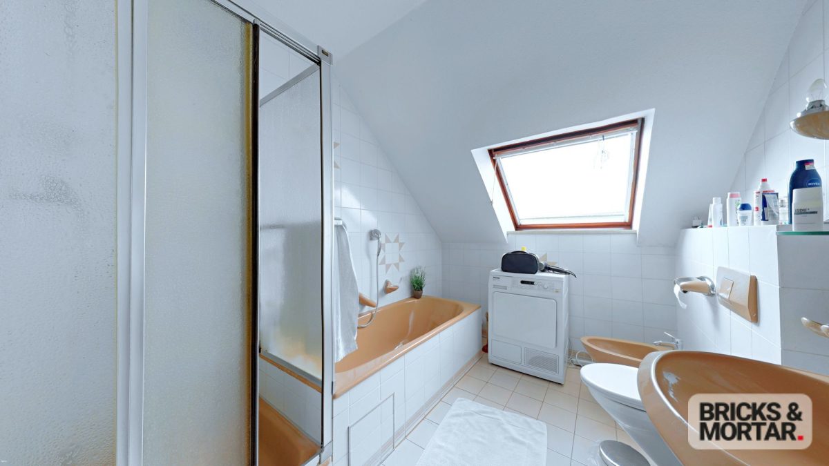 Immobilienangebot - Augsburg - Alle - Gepflegte DG-Wohnung mit Loggia, TG-Stellplatz & ausgebautem Dachspitz – Augsburg/Lechhausen