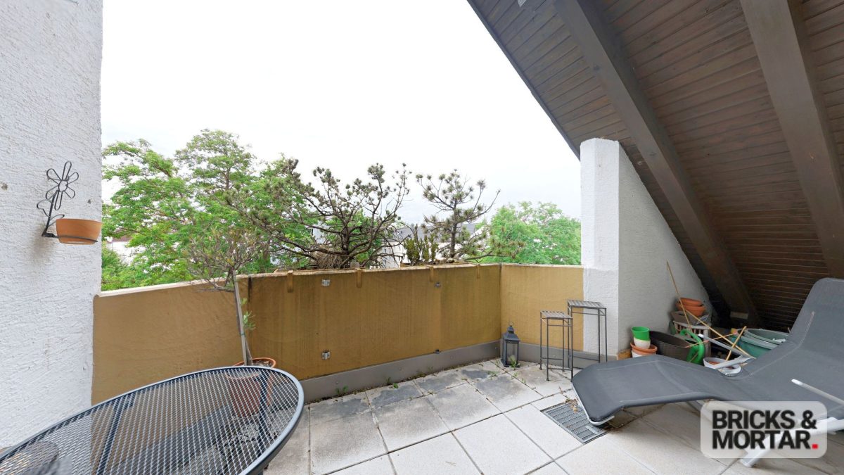 Immobilienangebot - Augsburg - Alle - Gepflegte DG-Wohnung mit Loggia, TG-Stellplatz & ausgebautem Dachspitz – Augsburg/Lechhausen