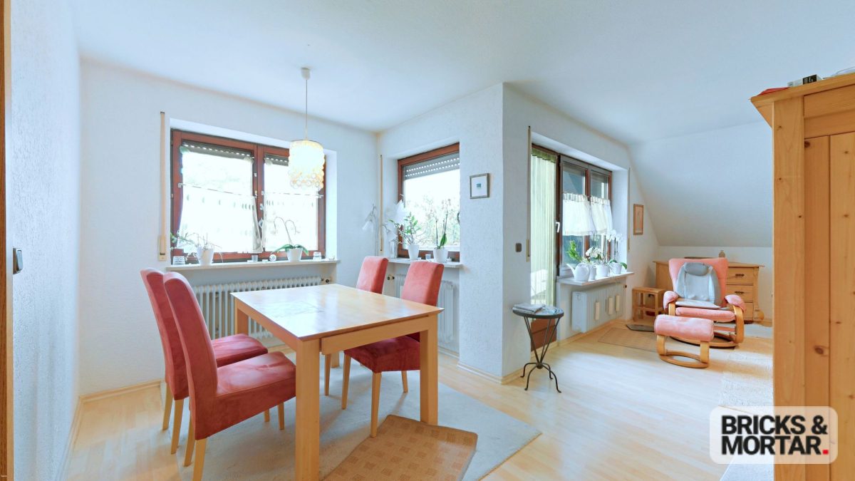 Immobilienangebot - Augsburg - Alle - Gepflegte DG-Wohnung mit Loggia, TG-Stellplatz & ausgebautem Dachspitz – Augsburg/Lechhausen