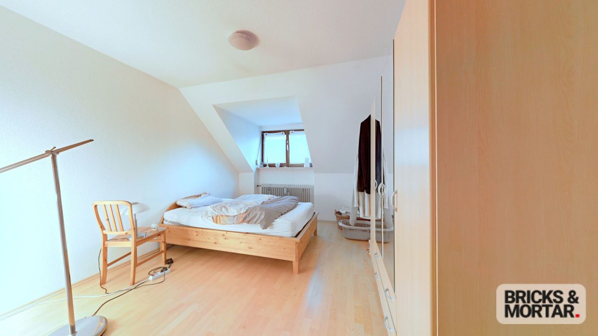 Immobilienangebot - Augsburg - Alle - Gepflegte DG-Wohnung mit Loggia, TG-Stellplatz & ausgebautem Dachspitz – Augsburg/Lechhausen