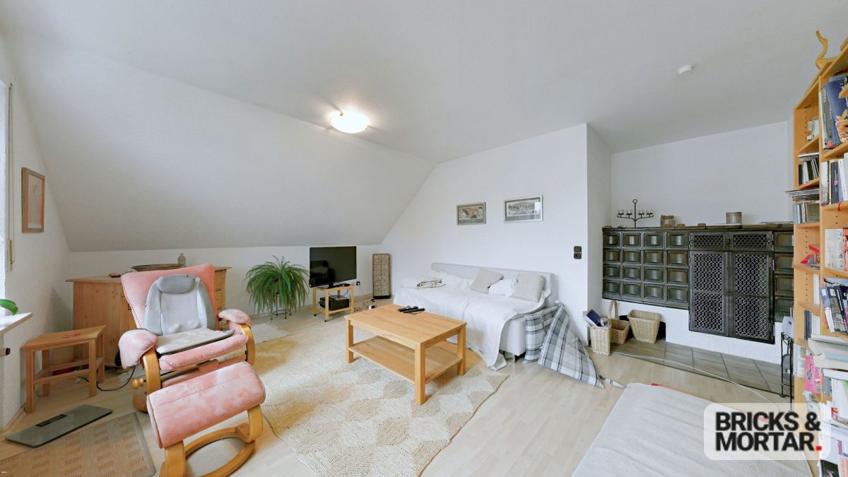Immobilienangebot - Augsburg - Alle - Gepflegte DG-Wohnung mit Loggia, TG-Stellplatz & ausgebautem Dachspitz – Augsburg/Lechhausen