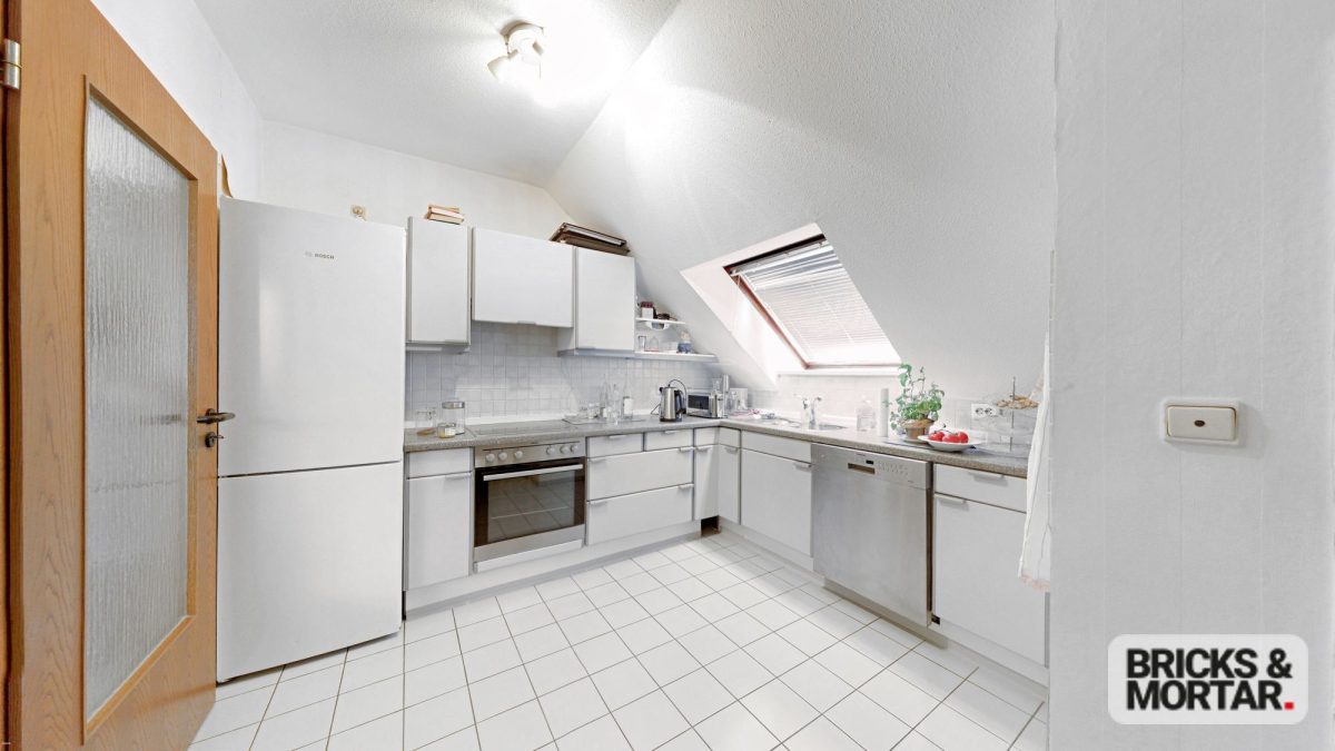 Immobilienangebot - Augsburg - Alle - Gepflegte DG-Wohnung mit Loggia, TG-Stellplatz & ausgebautem Dachspitz – Augsburg/Lechhausen