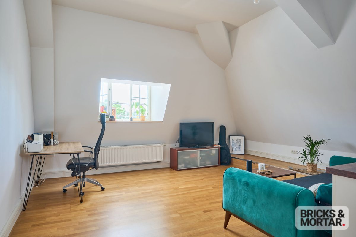 Immobilienangebot - Krumbach / Niederraunau - Alle - Wohnen im Schloss, stilvolle 2,5 Zimmer-Dachgeschosswohnung in Denkmalgeschütztem Anwesen