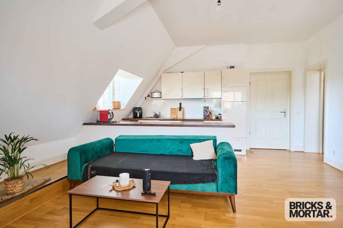 Immobilienangebot - Krumbach / Niederraunau - Alle - Wohnen im Schloss, stilvolle 2,5 Zimmer-Dachgeschosswohnung in Denkmalgeschütztem Anwesen