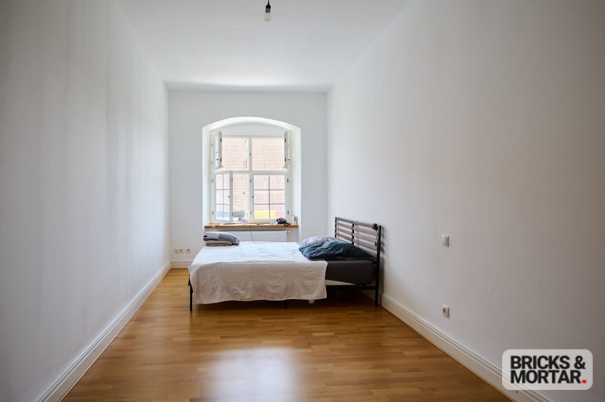 Immobilienangebot - Krumbach / Niederraunau - Alle - Wohnen im Schloss, stilvolle 2,5 Zimmer-Dachgeschosswohnung in Denkmalgeschütztem Anwesen