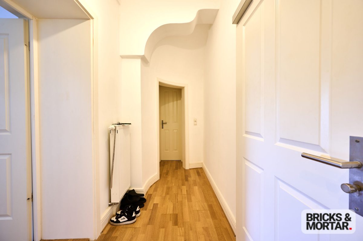 Immobilienangebot - Krumbach / Niederraunau - Alle - Wohnen im Schloss, stilvolle 2,5 Zimmer-Dachgeschosswohnung in Denkmalgeschütztem Anwesen