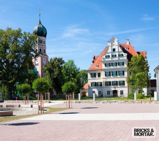Immobilienangebot - Krumbach / Niederraunau - Alle - Wohnen im Schloss, stilvolle 2,5 Zimmer-Dachgeschosswohnung in Denkmalgeschütztem Anwesen