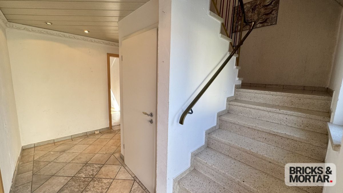 Immobilienangebot - Wehringen - Alle - Einfamilienhaus mit Charme, einem großem Garten und einer Garage im Untergeschoß