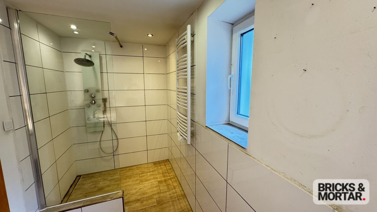 Immobilienangebot - Wehringen - Alle - Einfamilienhaus mit Charme, einem großem Garten und einer Garage im Untergeschoß
