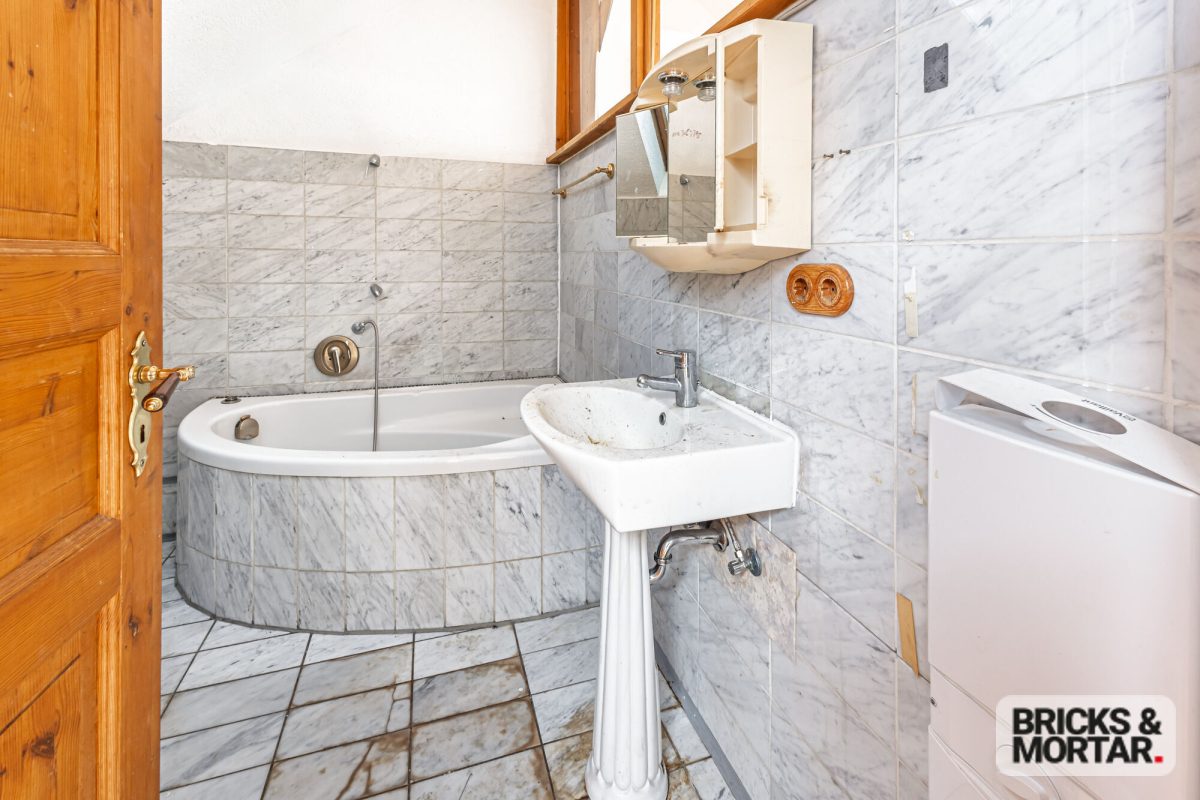 Immobilienangebot - Nürnberg - Alle - Renovierungsobjekt mit Charme – Dachgeschosswohnung mit Potenzial, ideal für Kapitalanleger