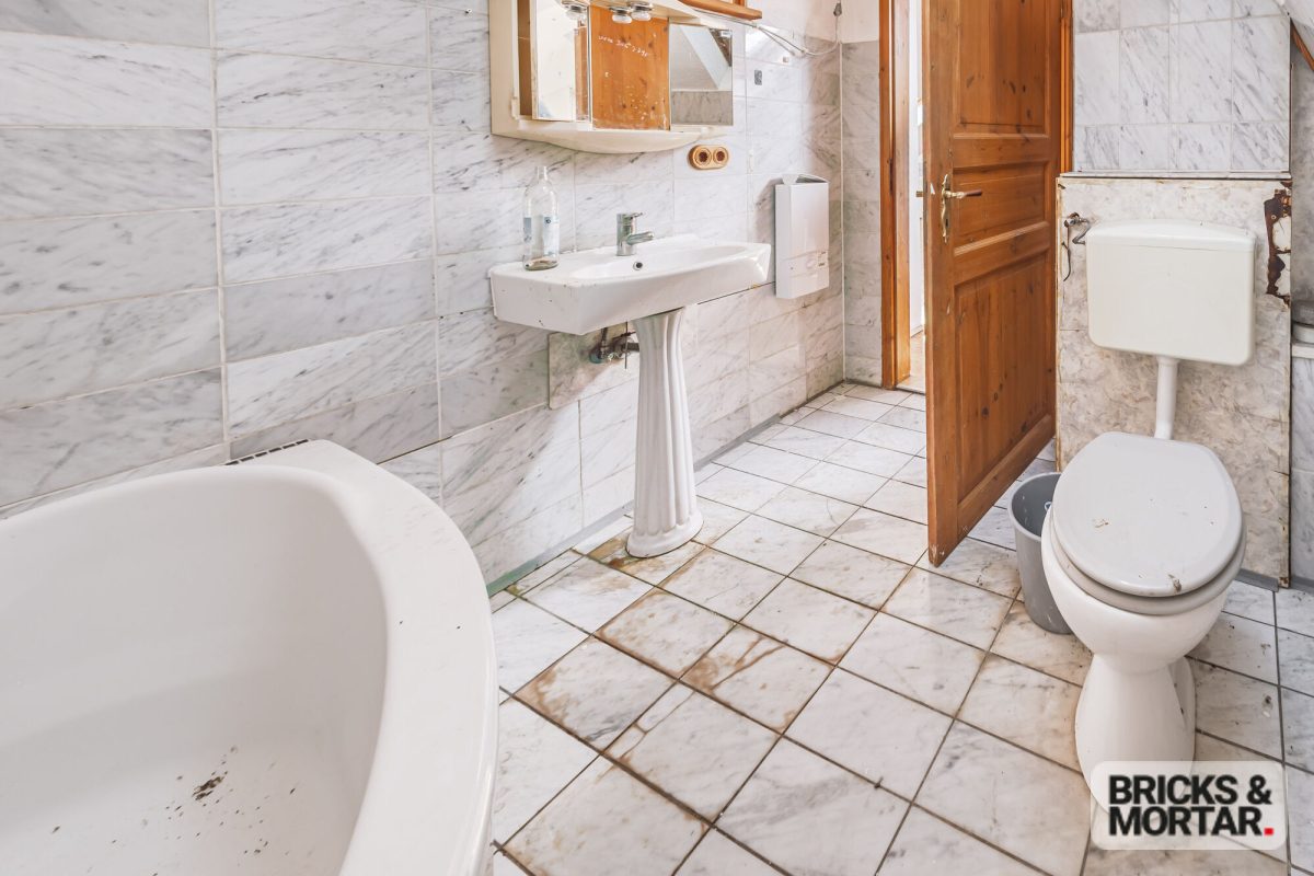 Immobilienangebot - Nürnberg - Alle - Renovierungsobjekt mit Charme – Dachgeschosswohnung mit Potenzial, ideal für Kapitalanleger