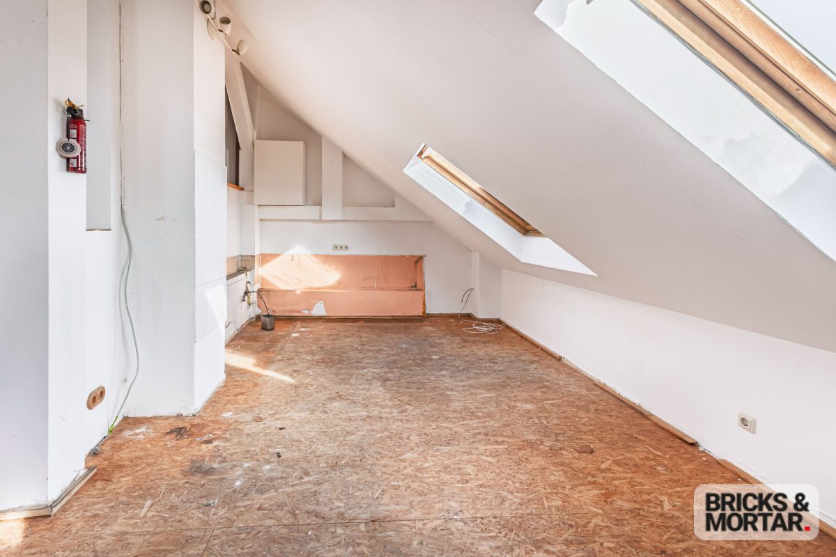 Immobilienangebot - Nürnberg - Alle - Renovierungsobjekt mit Charme – Dachgeschosswohnung mit Potenzial, ideal für Kapitalanleger