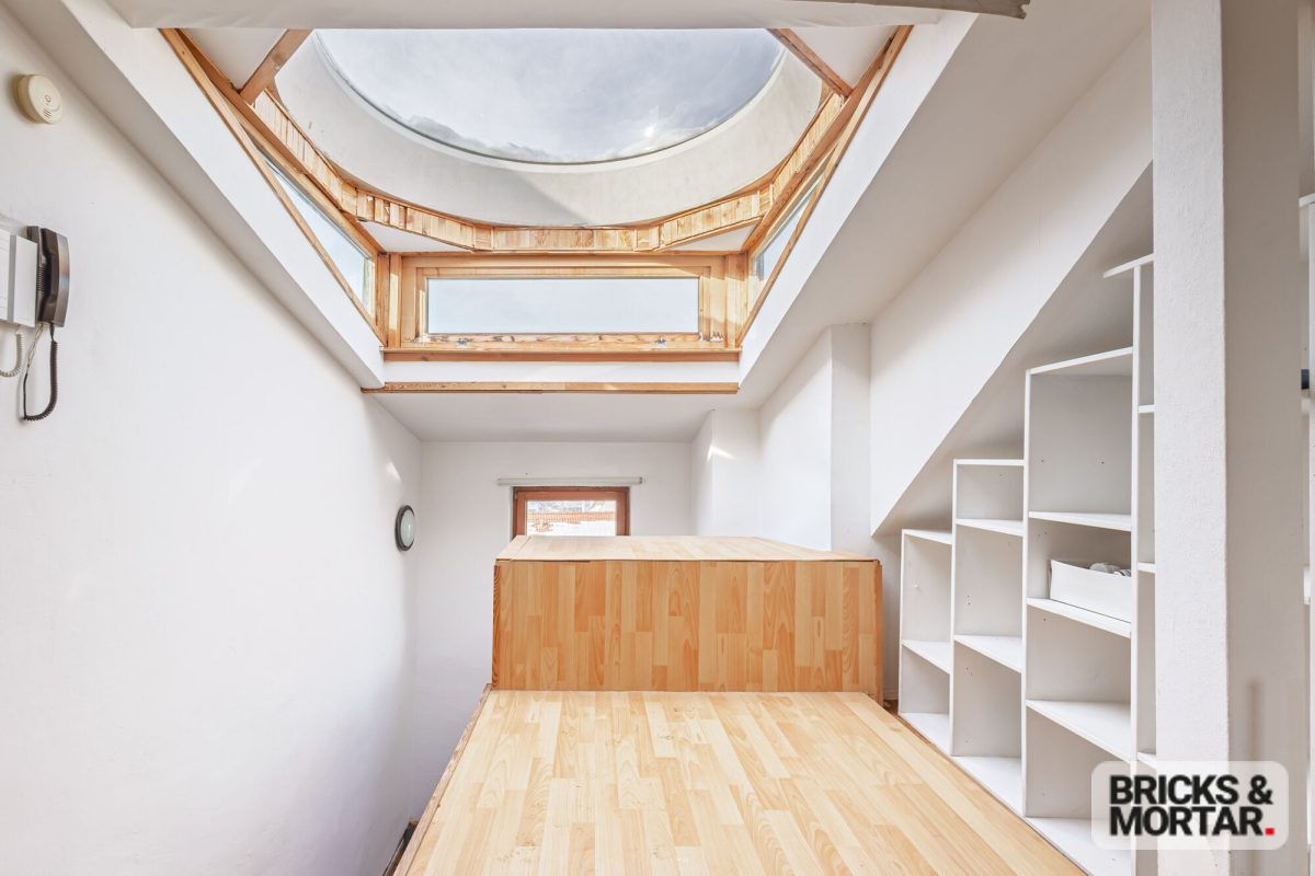 Immobilienangebot - Nürnberg - Alle - Renovierungsobjekt mit Charme – Dachgeschosswohnung mit Potenzial, ideal für Kapitalanleger