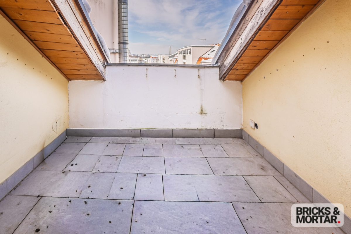 Immobilienangebot - Nürnberg - Alle - Renovierungsobjekt mit Charme – Dachgeschosswohnung mit Potenzial, ideal für Kapitalanleger