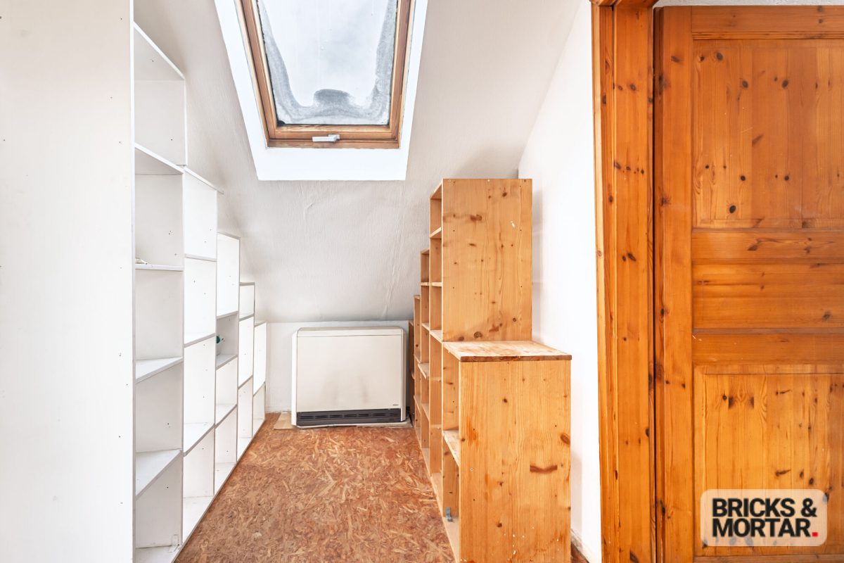 Immobilienangebot - Nürnberg - Alle - Renovierungsobjekt mit Charme – Dachgeschosswohnung mit Potenzial, ideal für Kapitalanleger
