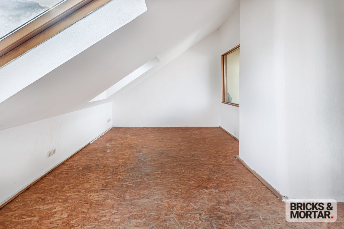 Immobilienangebot - Nürnberg - Alle - Renovierungsobjekt mit Charme – Dachgeschosswohnung mit Potenzial, ideal für Kapitalanleger