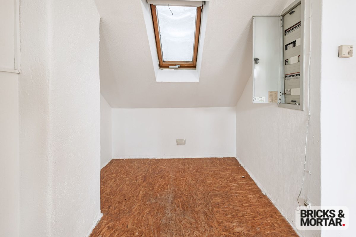 Immobilienangebot - Nürnberg - Alle - Renovierungsobjekt mit Charme – Dachgeschosswohnung mit Potenzial, ideal für Kapitalanleger